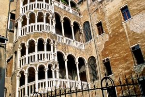 Escalier palais cantarini 1